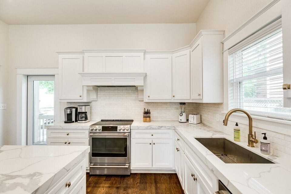 Chef's kitchen with smart appliances and two kinds of coffeemakers. coffee included!
