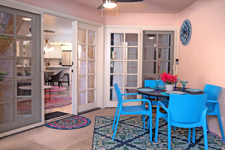 Covered patio with outdoor dining for 4, new bbq, ceiling fan, no stairs! 