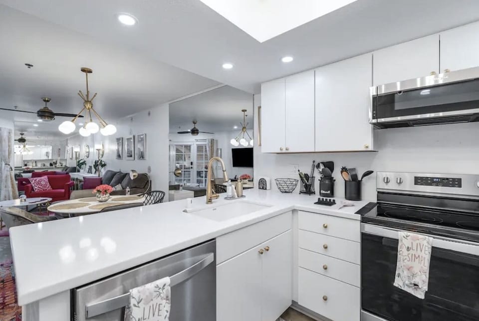 All new bright kitchen & appliances. Tons of amenities, Clean! Clean! 