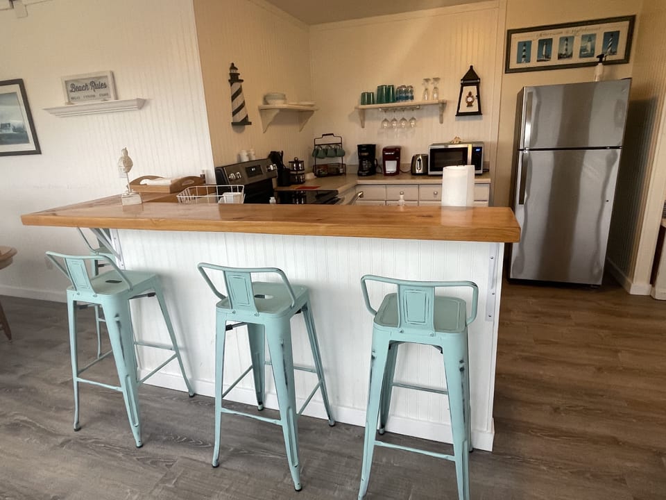 Comfortable breakfast bar with 4 retro stools and enjoy the views!