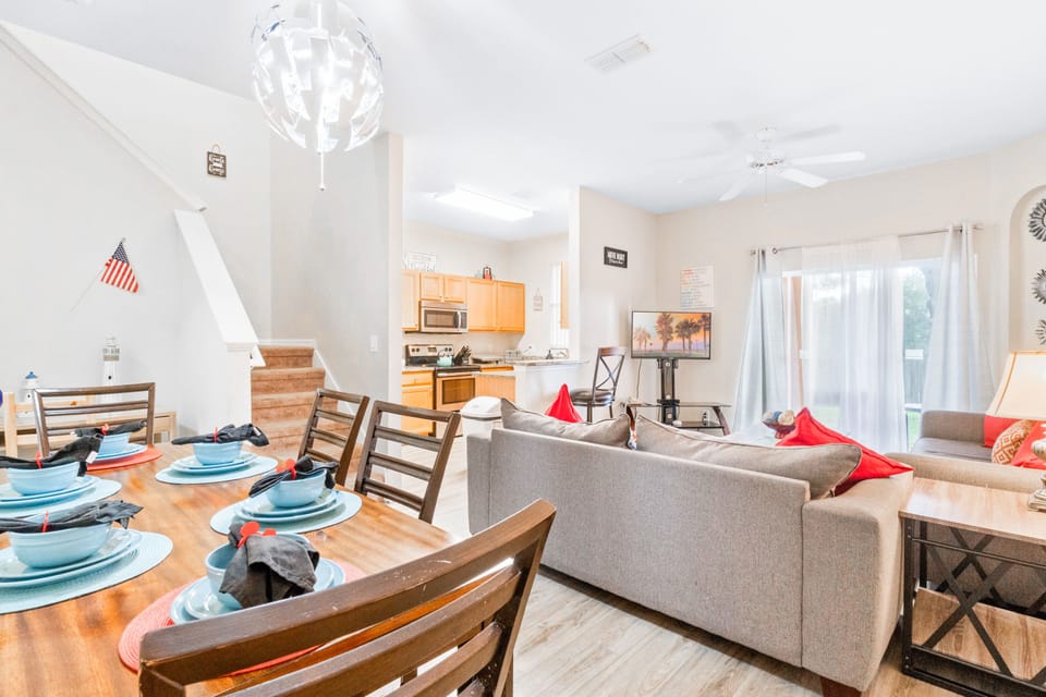 Dining room- fits 8 people 