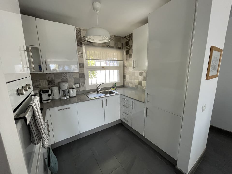 Fully kitted kitchen. Washing machine, dishwasher, oven, hob, fridge and freezer