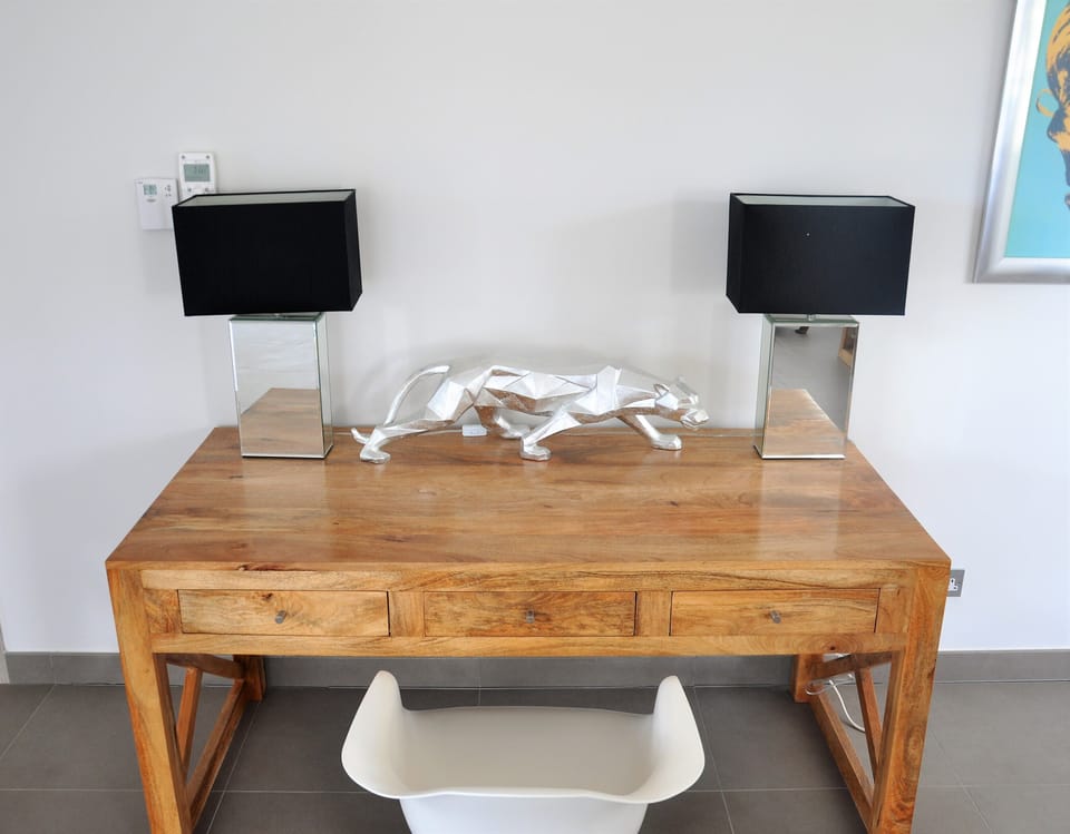 Landing Desk - Office Space