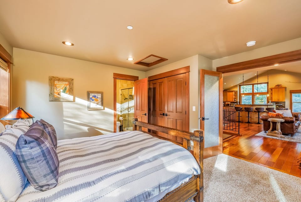 Main Floor - Bedroom 1, Queen Size Bed + En Suite