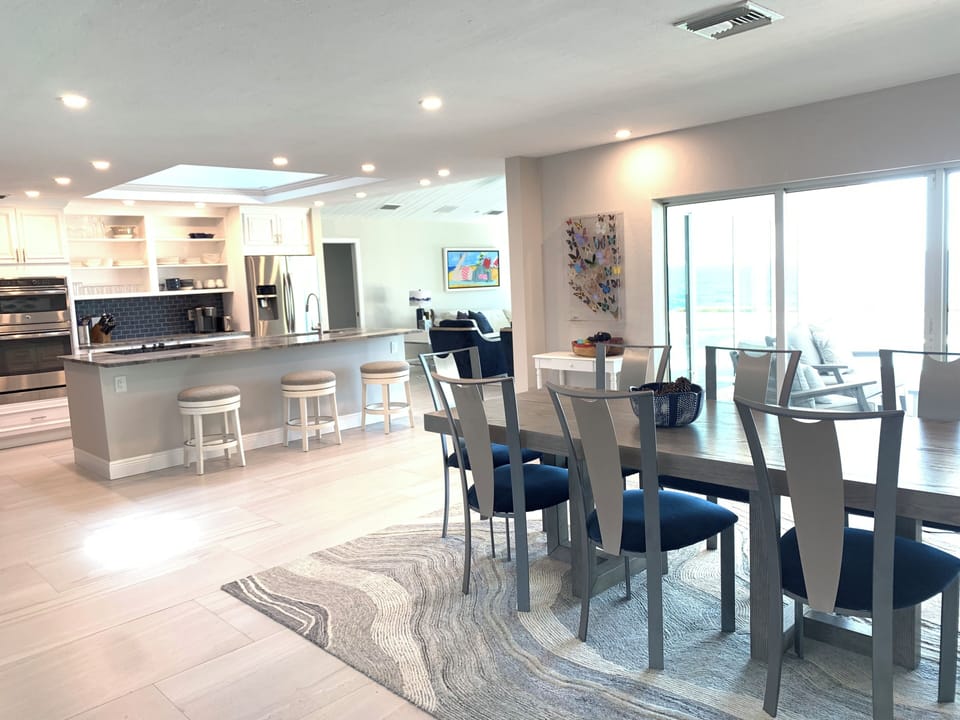Dining seats 8