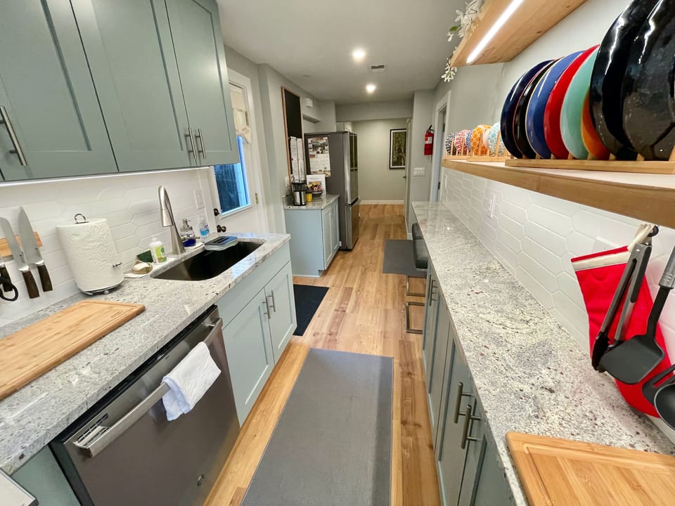 You will find everything you need in this newly remodeled kitchen
