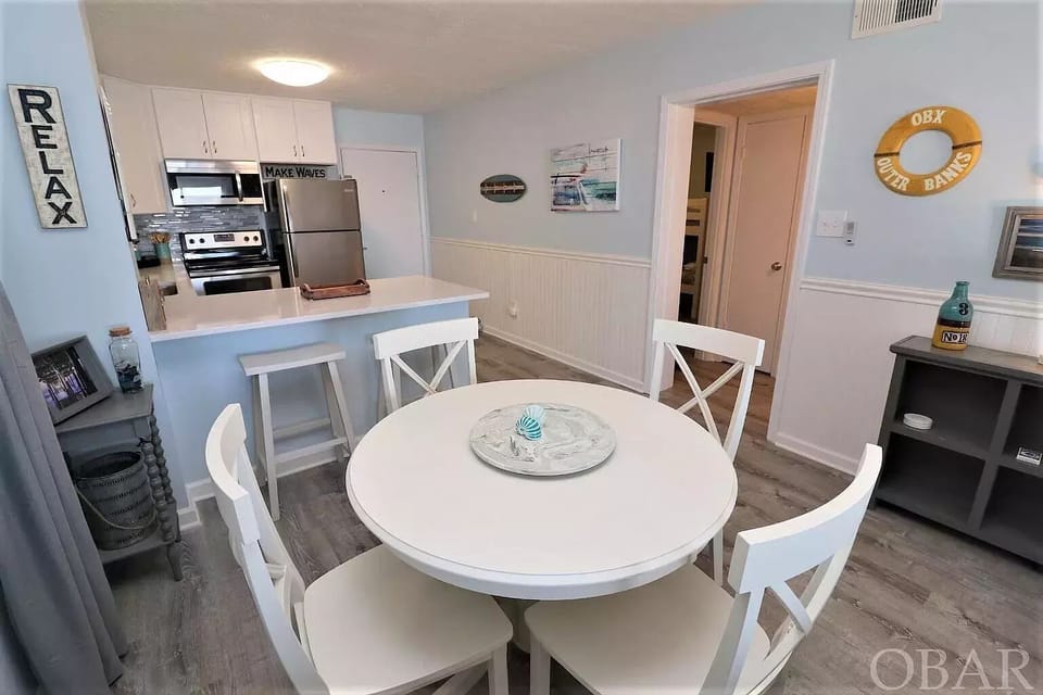 Eat in area (with views overlooking ocean!), plus 2 bar stools = seating for 6