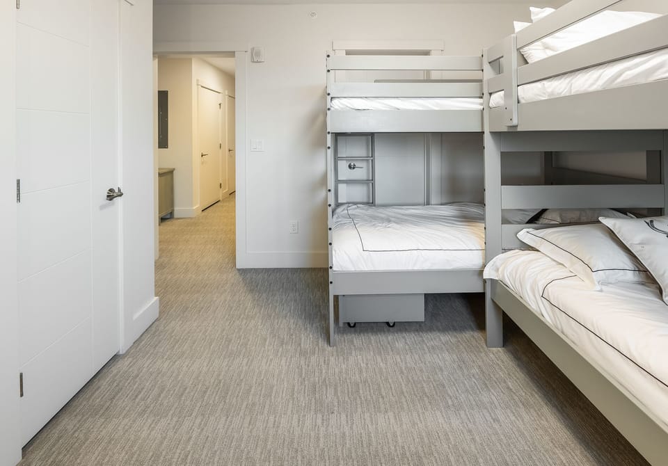 Second bedroom with two bunkbeds.
