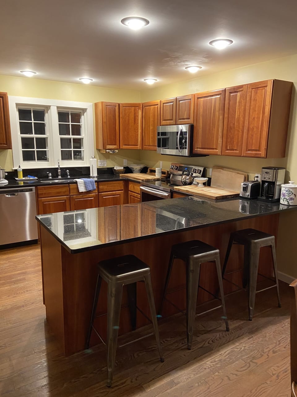 Open kitchen and breakfast bar.