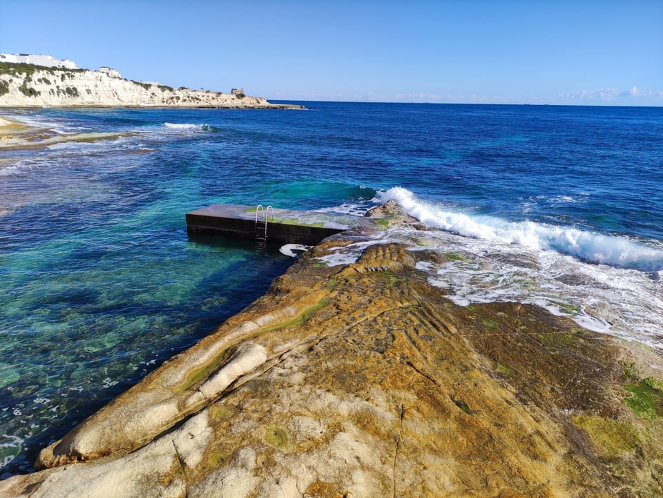 5 minutes walk from Daisy Cove. Great for Snorkeling 🏖️
