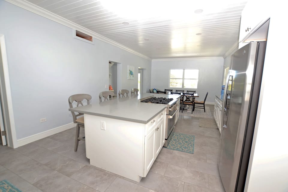 Spacious Island with 6-burner stove