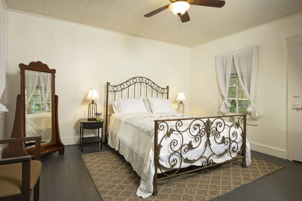 Comfortable Queen Bed in 1887 West Virginia Farm House. 