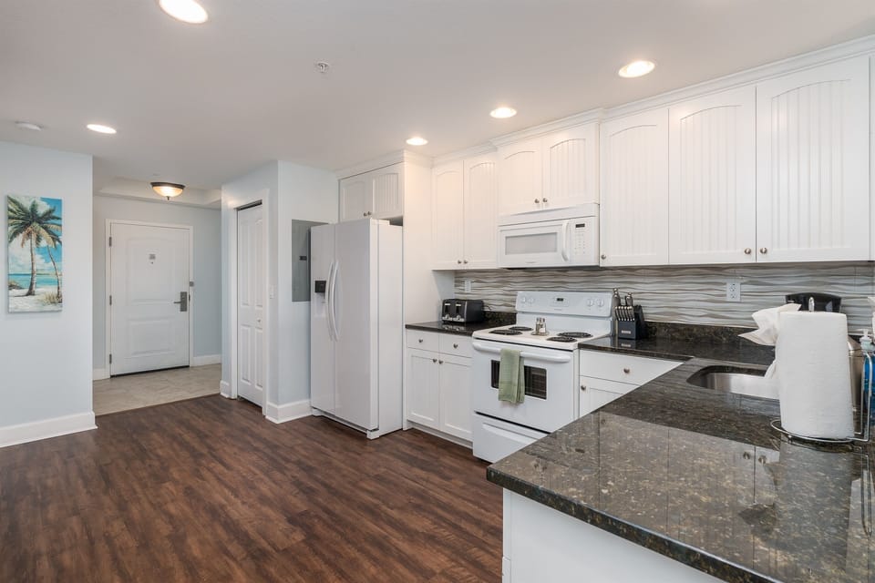 Lovely Kitchen, washer/dryer in unit