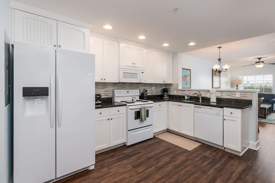 Lovely Kitchen and fully stocked unit.