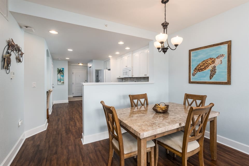 Dining area, seats 4