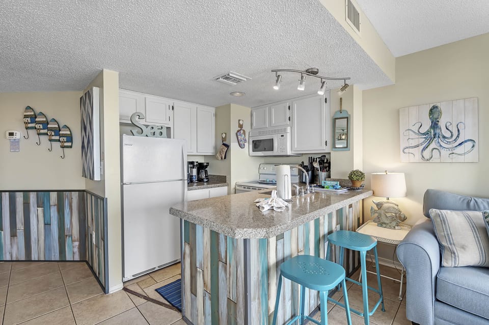 Kitchen - Kitchen Bar and 2 Stools