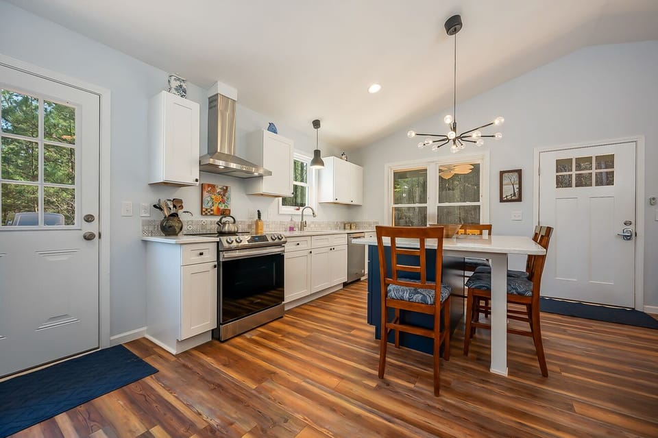 Fully Equipped Kitchen w/ electric smooth-top range