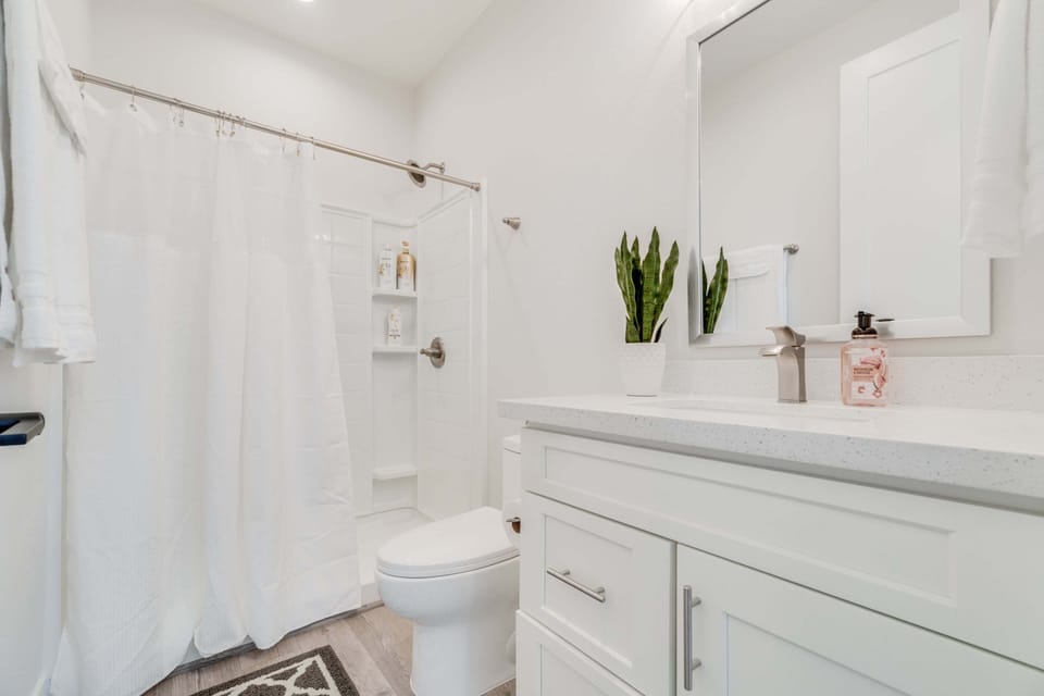 Bedroom 1s Bathroom