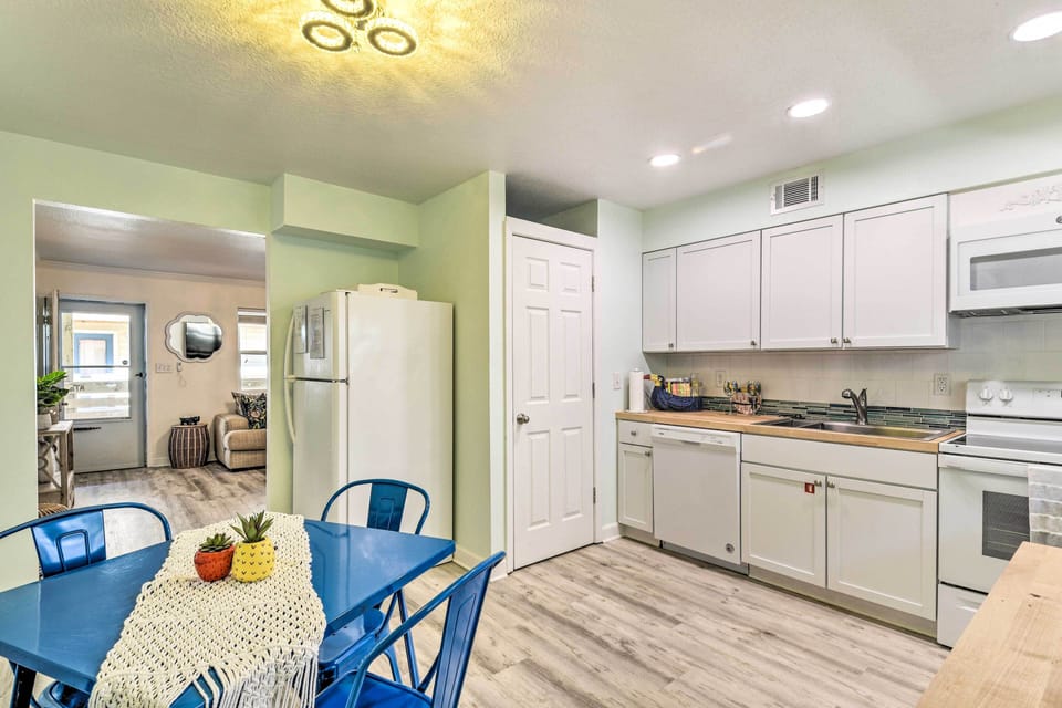 Kitchen | Fully Equipped w/ Cooking Basics