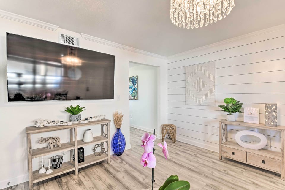 Living Room | 75" Smart TV w/ Netflix