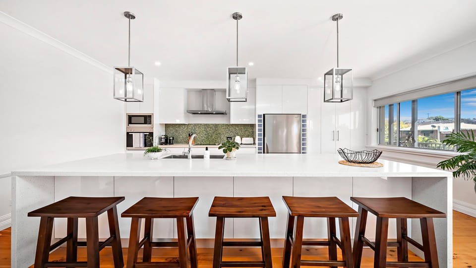 Kitchen w Breakfast Bar