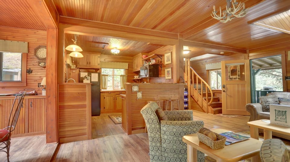 Dream Catcher Cabin-Living room facing kitchen