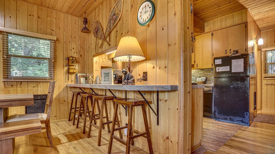 Moosewood Cabin breakfast nook