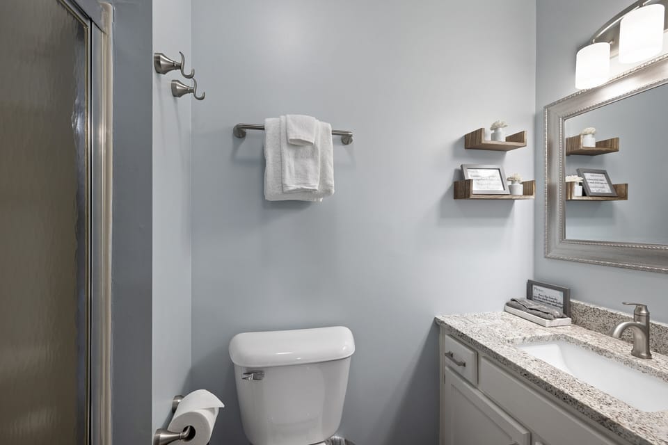 2nd Bathroom/Shower/Towels Provided