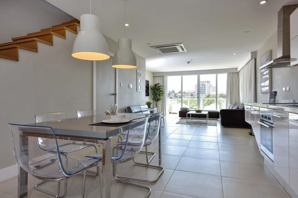 Dining table/kitchen