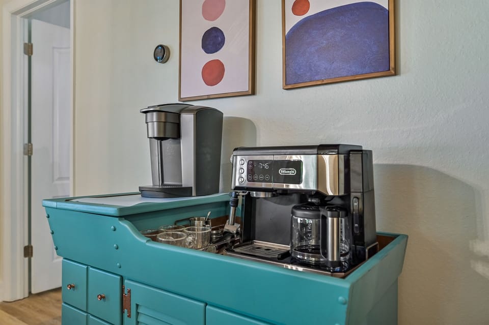 Coffee Bar (espressos, lattes, cappuccinos)