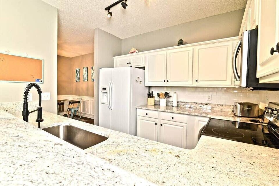 Gorgeous Remodeled Condo 1 Mile to Beach