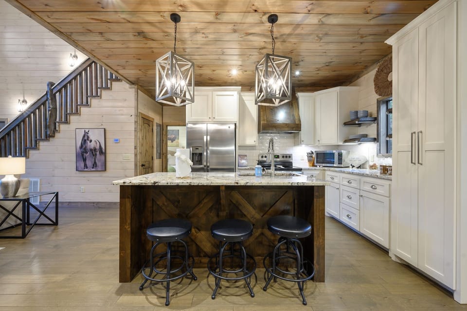All the major appliances are here in stainless steel – refrigerator, dishwasher, stove/oven, and microwave.
