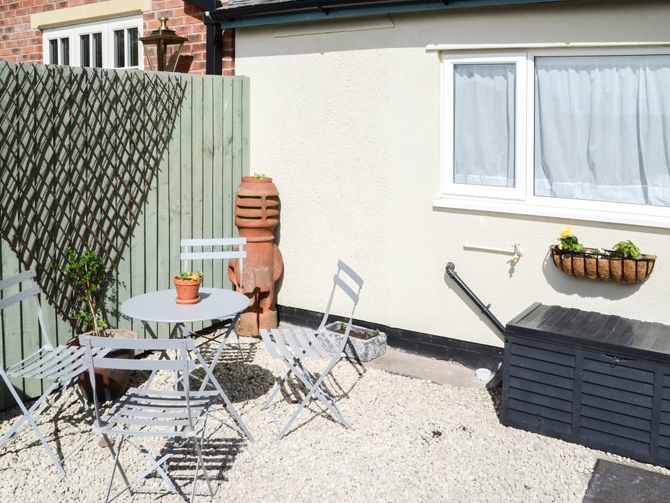 Sitting-out-area | Peppercorn Cottage, Enderby