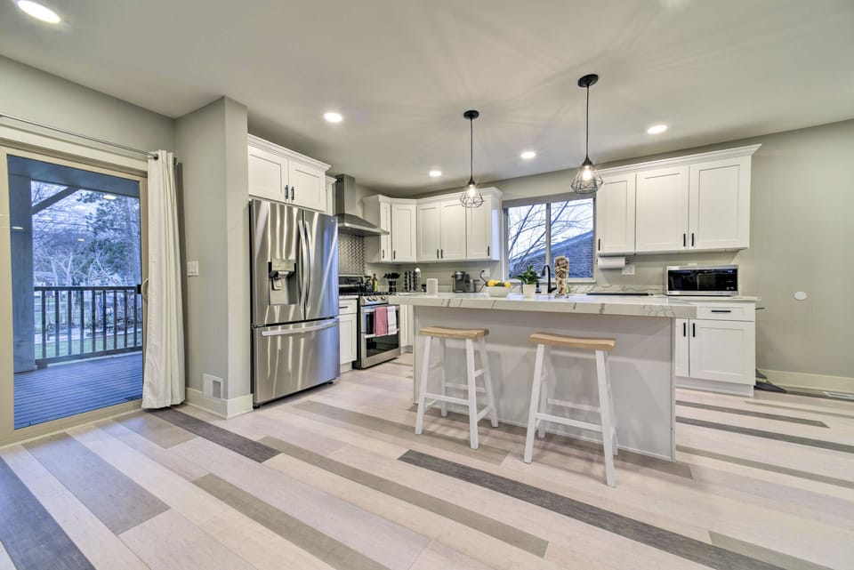 Kitchen | Breakfast Bar | Fully Equipped | Cooking Basics