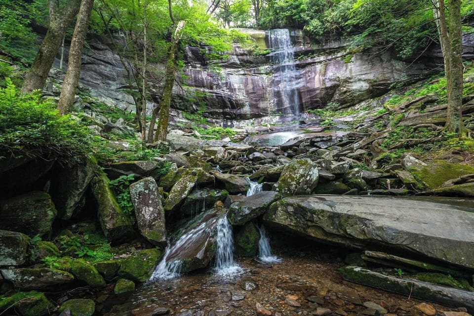 Rainbow Falls is an amazing 80-foot waterfall in the Great Smoky Mountains National Park. Its name comes from the rainbow glare that appears in the refreshing mist on sunny afternoons. This is one hike that is perfect for your summer cool down.