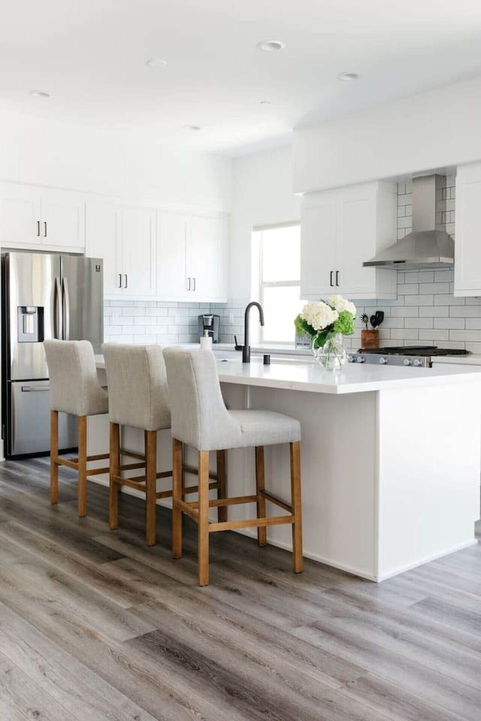 Kitchen island w/ bar seating, perfect for casual meals & gathering while cooking
