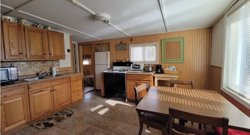 Full kitchen with bay window and bench w/ mountain views.
