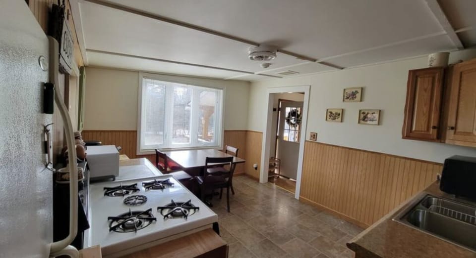 Full kitchen with bay window and bench w/ mountain views.