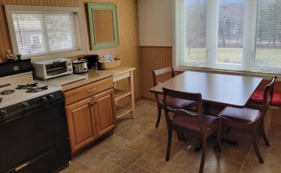 Full kitchen with bay window and bench w/ mountain views.