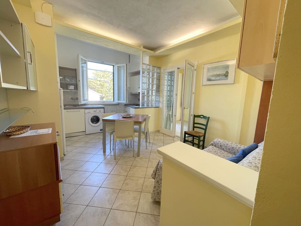 living room/kitchenette