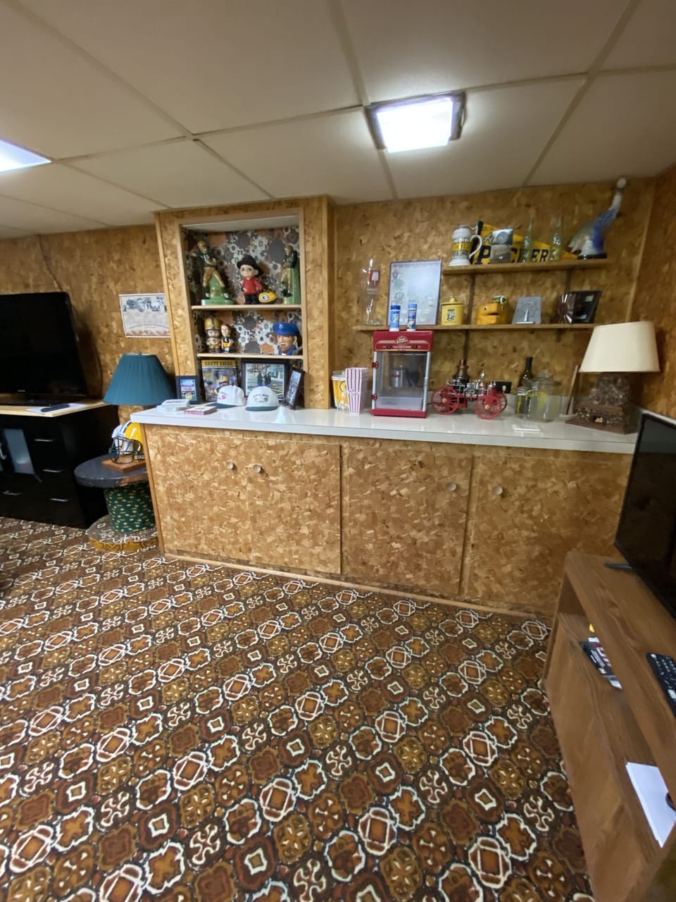 Popcorn maker and Packer memorabilia.