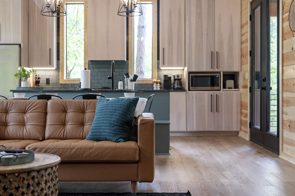 The kitchen and dining space easily becomes a gathering place where you can gather, share stories, and enjoy delicious meals together.