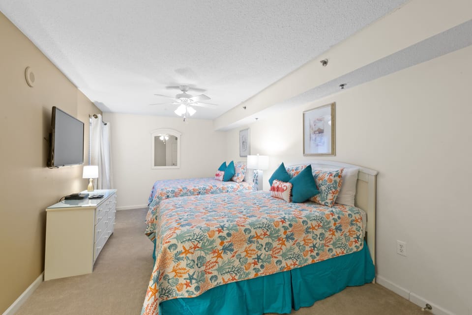 3rd Bedroom w/2 Queens