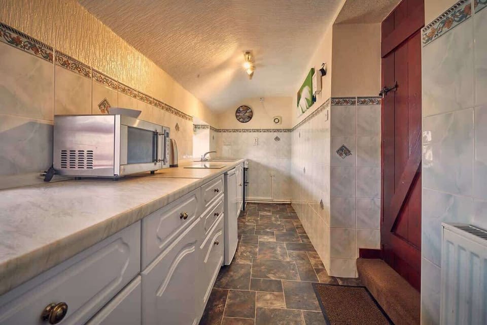 No.3 Rose Cottage Bamburgh, Belford - Host & Stay