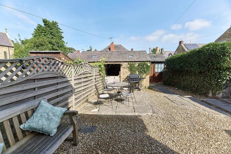 Waterleap Cottage, Ovingham - Host & Stay