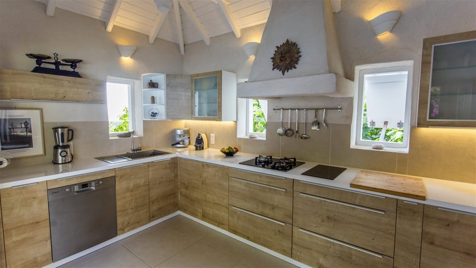 Kitchen & Dining Area: Fully equipped kitchen with electric oven, cooker with two gas and two glass-