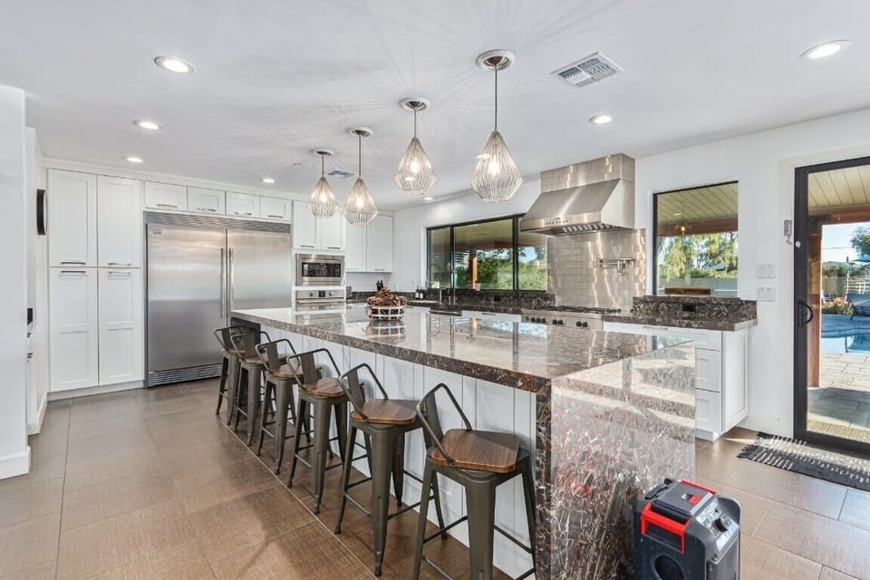 Oversized Island with seating for 6