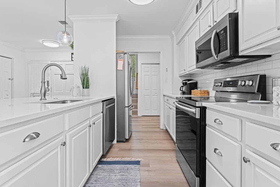 Fully equipped kitchen with barstools at counter