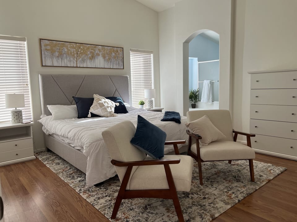 Master owner’s retreat with KING bed, 5 piece bathroom+smart TV with Netflix