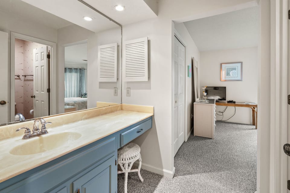 Sink, Sink Faucet, Indoors, Bed, Furniture